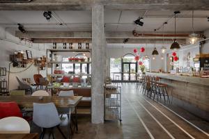 a restaurant with tables and chairs and a bar at Kröger by Underdog Hotels in Hamburg