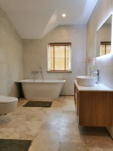 Vonios kambarys apgyvendinimo įstaigoje Melnrage Beach cozy apartments & terrace - pine view sea entry