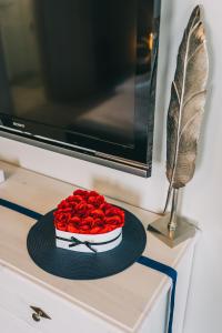 un pastel con rosas rojas encima de un microondas en Villa17, en Badacsonytomaj