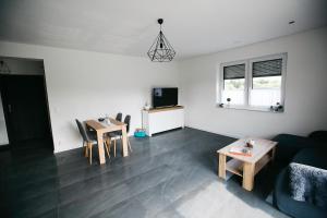 Televízia a/alebo spoločenská miestnosť v ubytovaní Apartamenty Perła Orawy