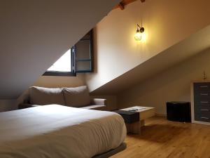 Łóżko lub łóżka w pokoju w obiekcie Apartamentos Turísticos y Habitaciones Cidade Vella by Bossh! Hotels