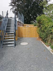 a set of stairs next to a wooden fence at Sharky Ferienwohnung in Bahnhofsnähe in Niebüll