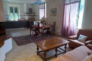 un soggiorno con tavolo e divano di La casa del marchese Malaspina a Mulazzo