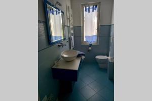 bagno con lavandino, servizi igienici e finestre di La casa del marchese Malaspina a Mulazzo
