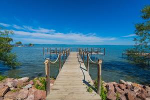 un puente de madera sobre un cuerpo de agua en Anna Beach Villa, en Siófok