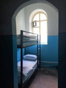 Habitación con 2 literas y ventana en Tumanyan Bathhouse Hostel, en Tʼumanyan