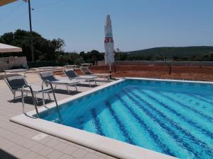 Bazén v ubytování House with pool nebo v jeho okolí