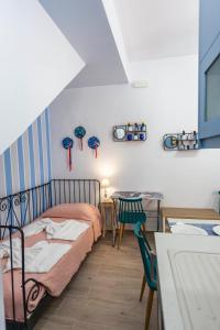 1 dormitorio con cama y mesa con mesa en Rethymno Garden Suites en Rethymno