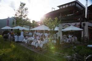 Restauracja lub miejsce do jedzenia w obiekcie Holzhotel Forsthofalm