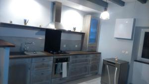 Kuchyň nebo kuchyňský kout v ubytování Maison à la campagne au cœur du Cantal dept 15