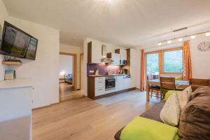 A kitchen or kitchenette at Landhaus Gletscherstern