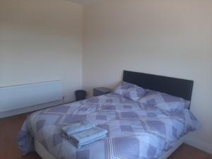 ein Schlafzimmer mit einem Bett mit zwei Handtüchern darauf in der Unterkunft Innishmore Island Farmhouse in Cavan