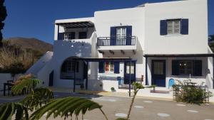 Casa blanca con puertas y ventanas azules en Ο ΜΠΑΞΕΣ en Livadi Astypalaias