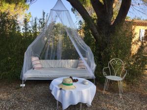 ein Hängebett mit einem Tisch und einem Stuhl in der Unterkunft gite LESIMON in Cotignac