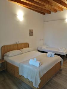 two beds in a room with two towels on them at Casa dei Talenti in Cagliari