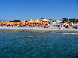 une personne nageant dans l'eau à la plage dans l'établissement Monolocale Deluxe a 2,7 km dal mare per 2 persone, à Siderno Marina