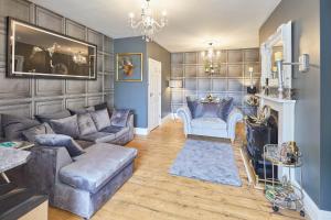 un soggiorno con divano e camino di Host & Stay - Apartment 2, 15 Prospect Hill a Whitby
