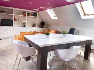 a living room with a table and white chairs at Aparthotel G3 Galeon in Madrid