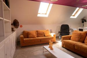 - un salon avec deux canapés et une table dans l'établissement Aparthotel G3 Galeon, à Madrid