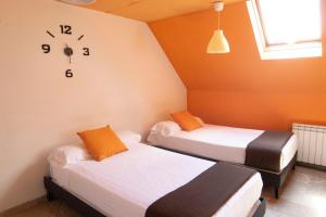 Apartamentos Turisticos G3 Galeon tesisinde bir odada yatak veya yataklar