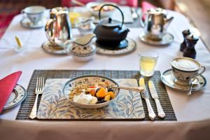 威河畔羅斯的住宿－下韋豪爾住宿加早餐旅館，桌子上放着一碗食物的桌子