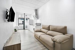 salon z kanapą i kuchnią w obiekcie Apartamento Venus 1 w mieście Conil de la Frontera
