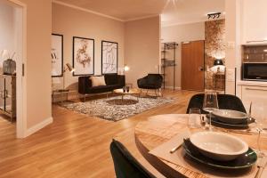 a living room with a table and a living room at Dalberg Loft - Boutique Ferienwohnung im Zentrum in Fulda