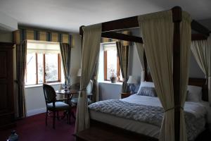 Postel nebo postele na pokoji v ubytování Coach House Hotel Sligo