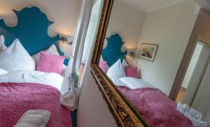 A bed or beds in a room at Bergvilla Oberon