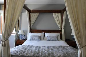 Postel nebo postele na pokoji v ubytování Coach House Hotel Sligo