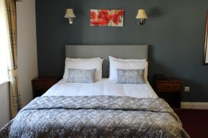 Postel nebo postele na pokoji v ubytování Coach House Hotel Sligo