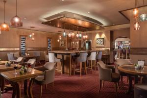 un restaurant avec des tables et des chaises ainsi qu'un bar dans l'établissement Fairlawns, Hotel And Spa, à Walsall