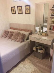 um quarto com uma cama, um toucador e um espelho. em White House Taso em Tbilisi