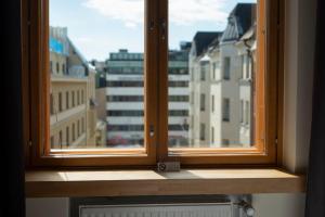 een raam met uitzicht op de stad bij Hotel Finn in Helsinki