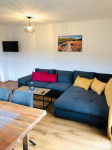 sala de estar con sofá azul y mesa en Pernerhof en Mariapfarr