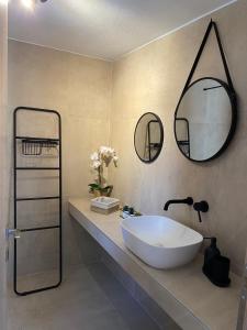 un bagno con un grande lavandino bianco e due specchi di Palma Seaside Villa 2 a Sárti Altre 53 foto