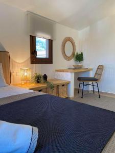 una camera da letto con un letto, una scrivania e una sedia di Palma Seaside Villa 2 a Sárti