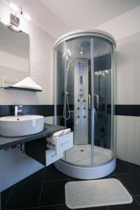 een badkamer met een douche en een wastafel bij Major Studió in Hajdúszoboszló