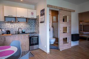 Zdjęcie z galerii obiektu Domki Letniskowe Solaris w mieście Białogóra +27 zdjęć