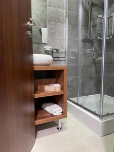 bagno con lavandino e doccia di Hotel Gasthof Delitz a Spital am Semmering