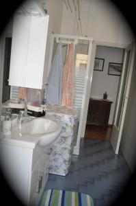 A bathroom at Apartment Parmense