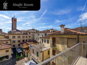 uma vista para uma cidade com edifícios e uma torre em Residenza Ca'Fe em Treviso