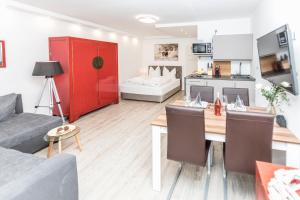 salon z kanapą i stołem z krzesłami w obiekcie Smart Resorts Haus Rubin Ferienwohnung 102 w mieście Winterberg