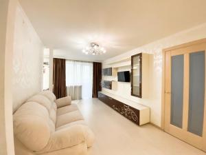 Televízia a/alebo spoločenská miestnosť v ubytovaní Beautiful 1-bedroom near Most City Center