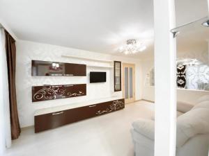 Televízia a/alebo spoločenská miestnosť v ubytovaní Beautiful 1-bedroom near Most City Center