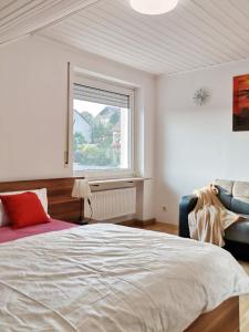 Un dormitorio con una cama grande y una ventana en FeWo Royal & Goodness Home en Mühlhausen