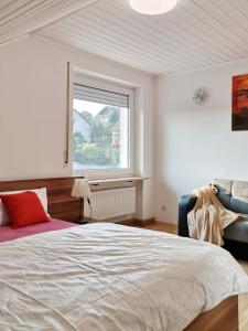 ein Schlafzimmer mit einem großen Bett und einem Fenster in der Unterkunft FeWo Royal & Goodness Home in Mühlhausen