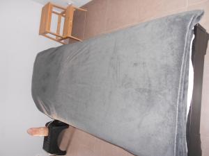 um grande cobertor cinzento pendurado numa parede em studio em Saint-André-de-Sangonis