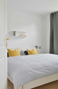 Ein Bett oder Betten in einem Zimmer der Unterkunft KOSI am Meer ACHT