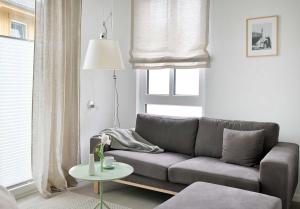 ein Wohnzimmer mit einer Couch und einem Tisch in der Unterkunft KOSI am Meer ACHT in Ostseebad Koserow
